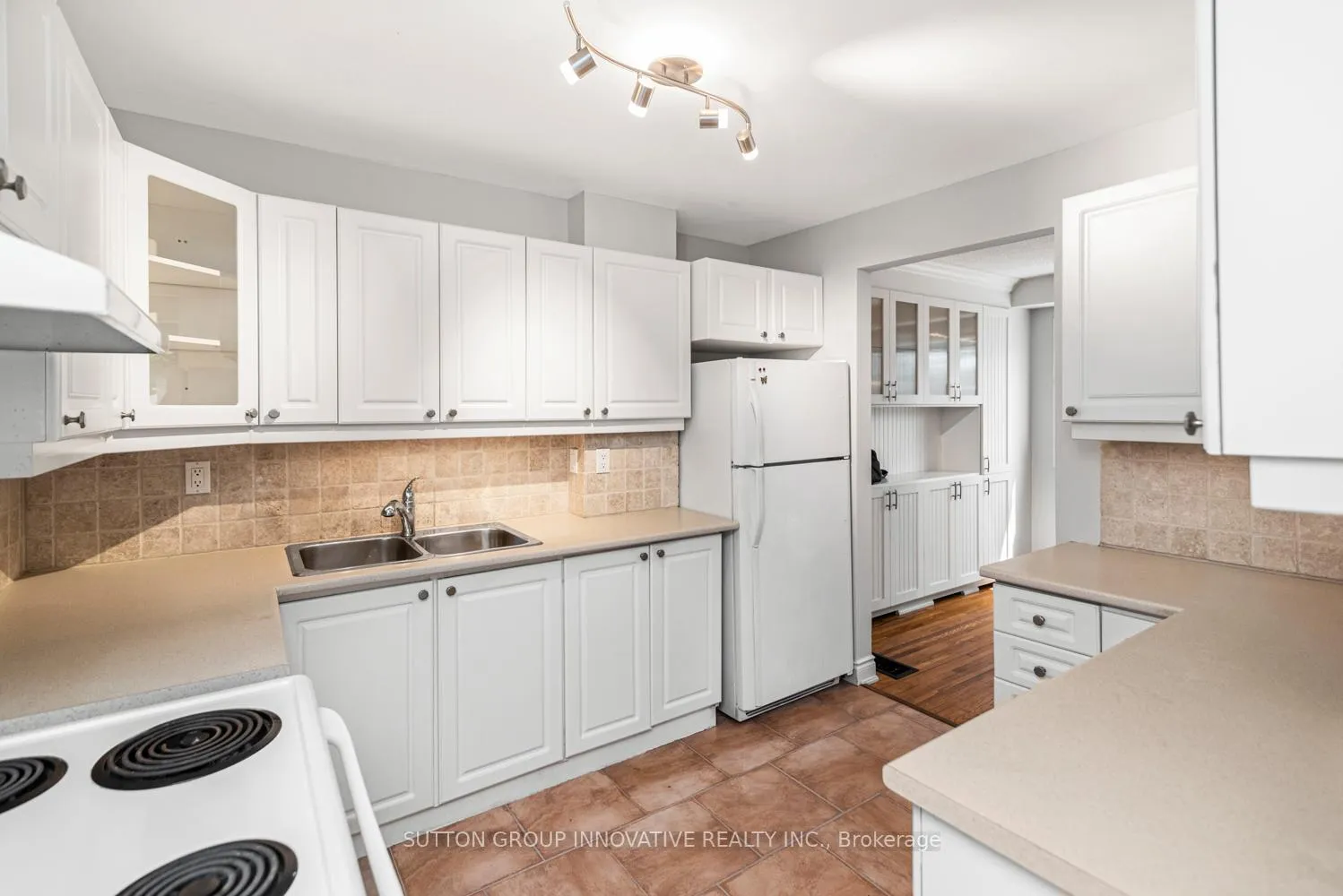 Photo 13 of Unit 4, 457 Woodview Road, Burlington, Roseland — HOMEH