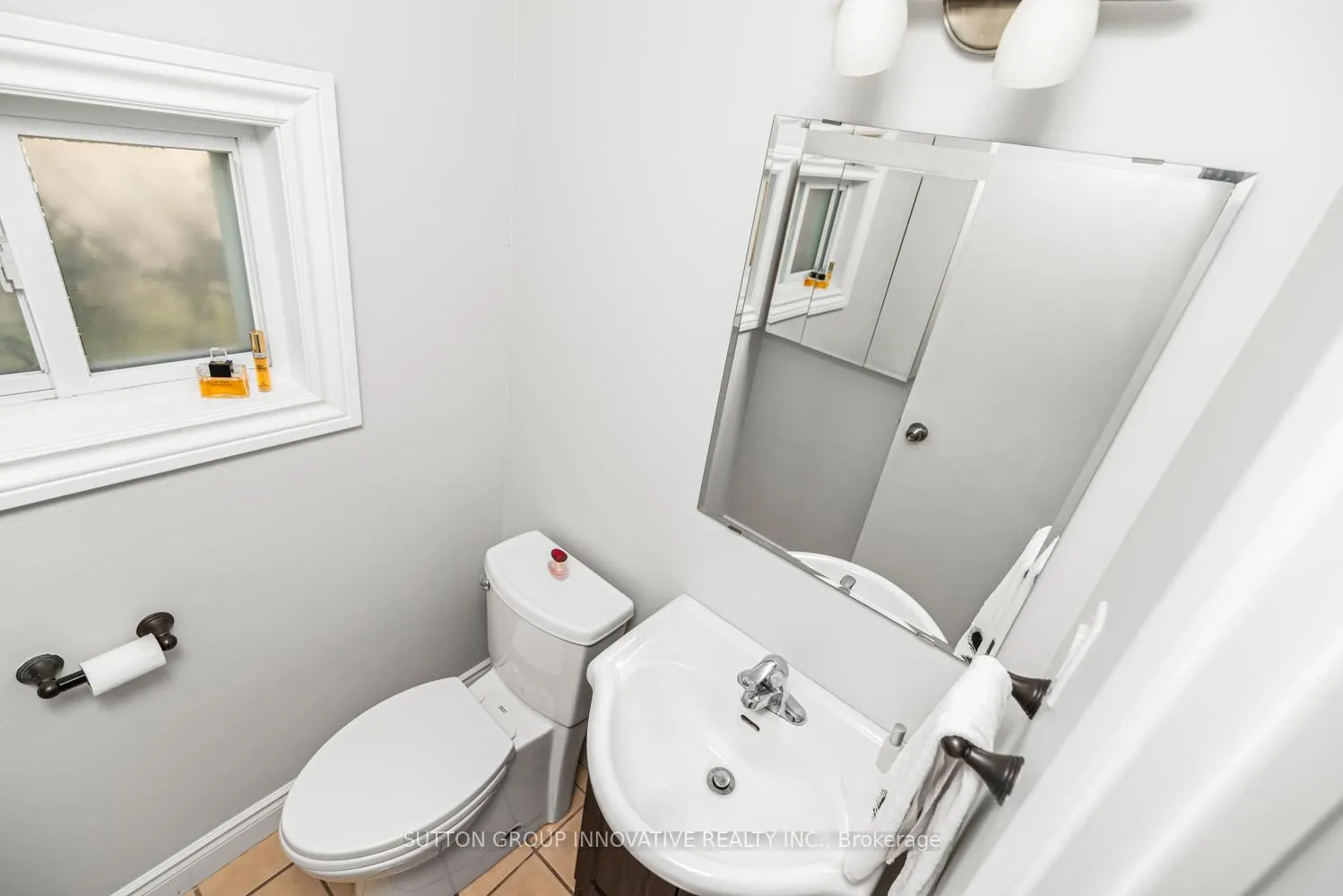 Photo 16 of Unit 4, 457 Woodview Road, Burlington, Roseland — HOMEH