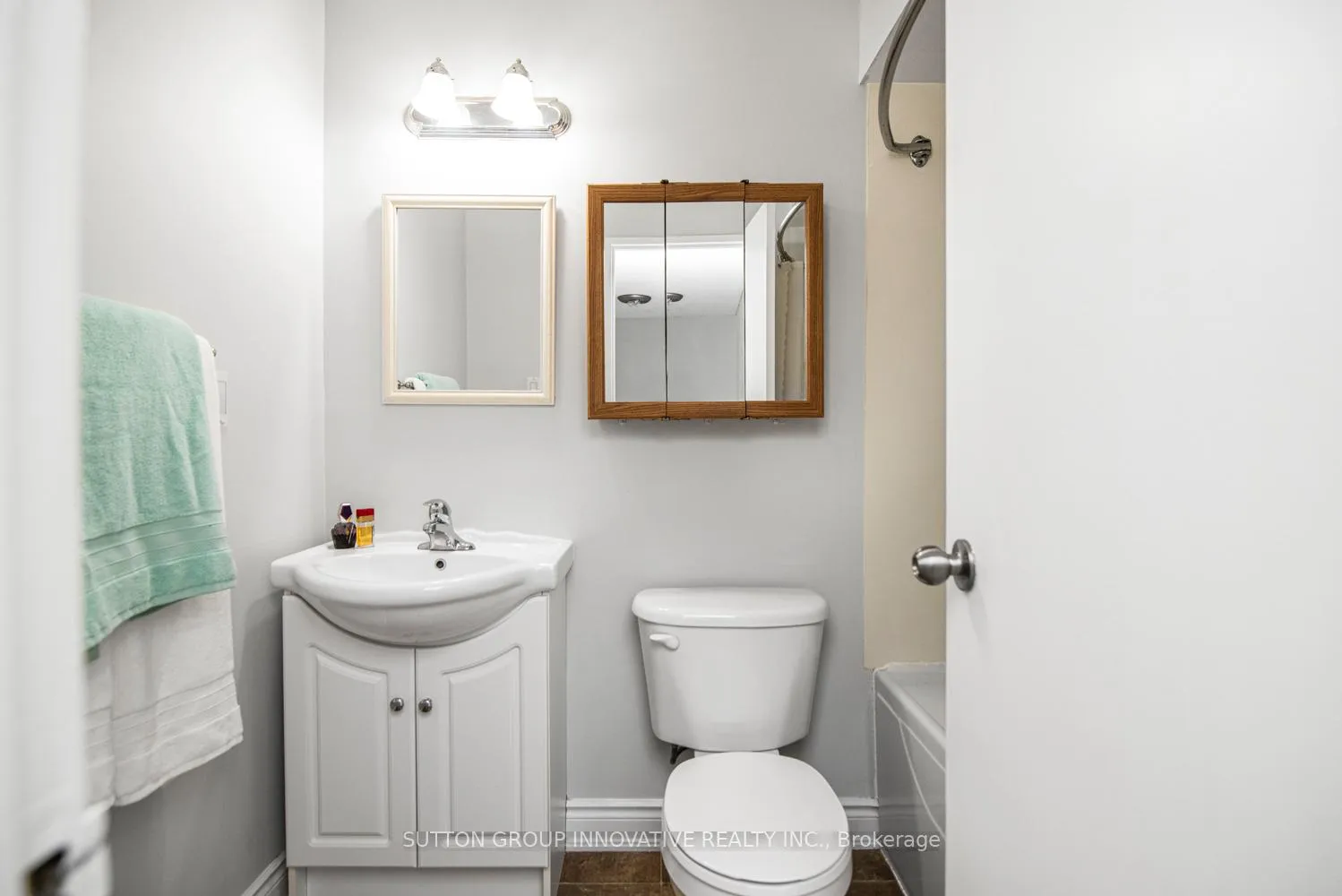 Photo 28 of Unit 4, 457 Woodview Road, Burlington, Roseland — HOMEH