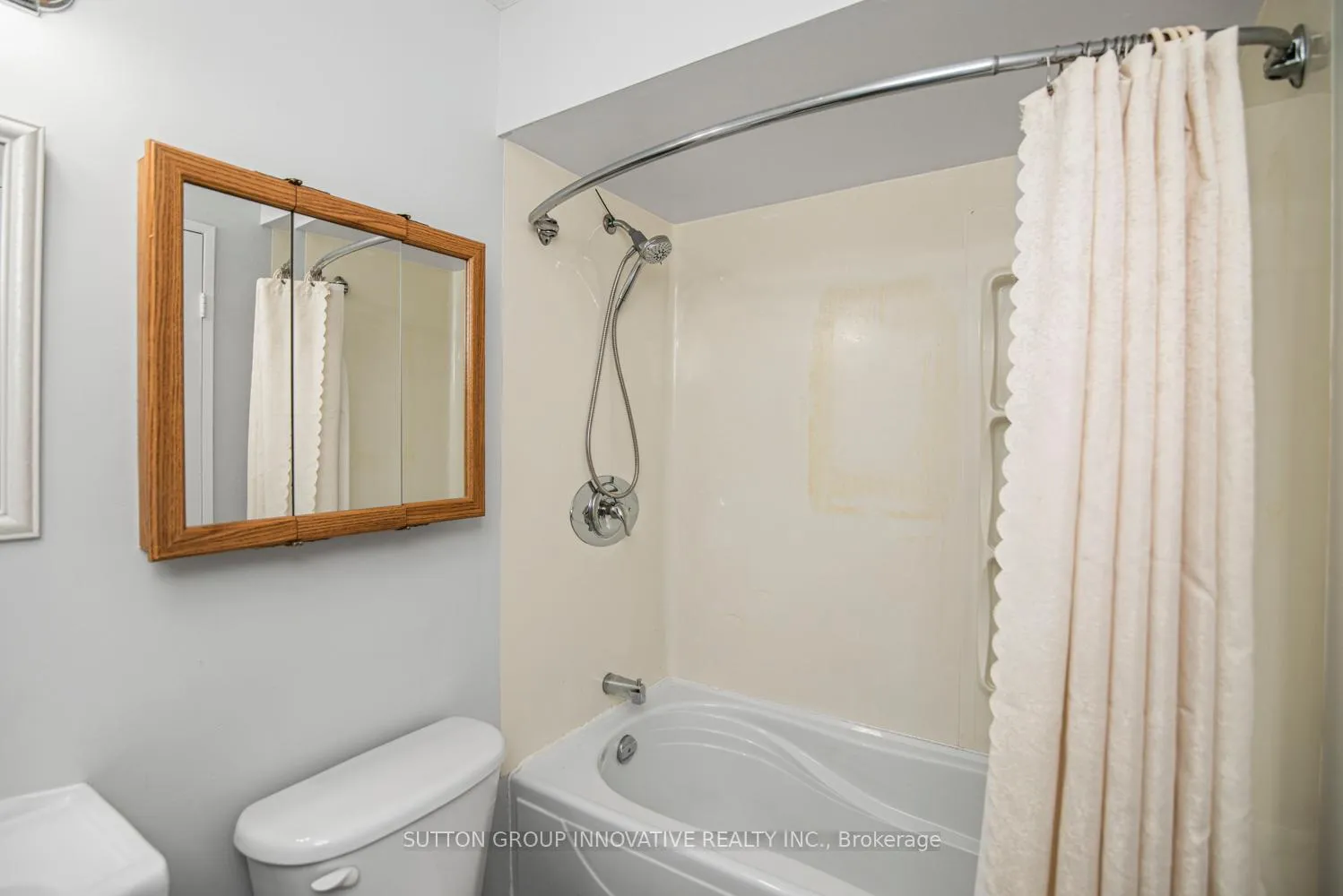 Photo 29 of Unit 4, 457 Woodview Road, Burlington, Roseland — HOMEH