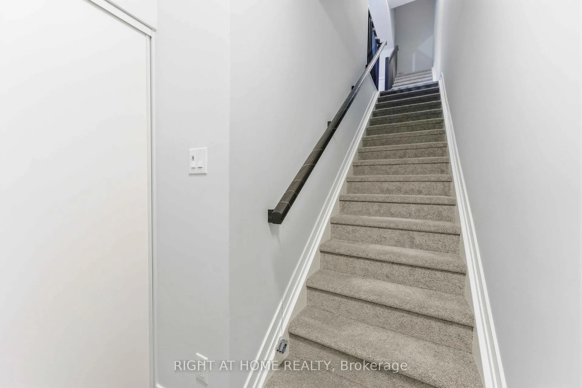 Photo 5 of 145 David Lewis Private, Ottawa, Avalon West — HOMEH