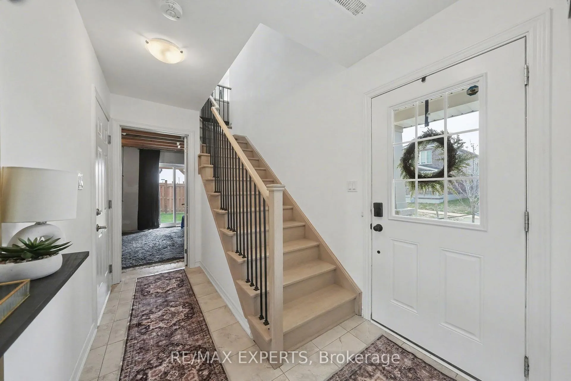 Photo 4 of 2 Pumpkin Corner Crescent, Barrie, Rural Barrie Southeast — HOMEH