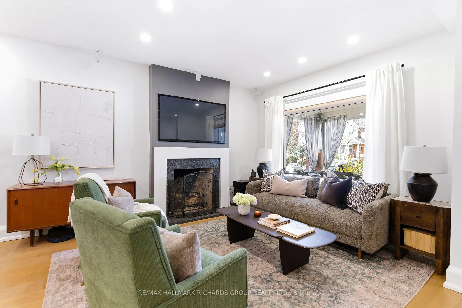 Photo 4 of 215 Wineva Avenue, Toronto, The Beaches — HOMEH