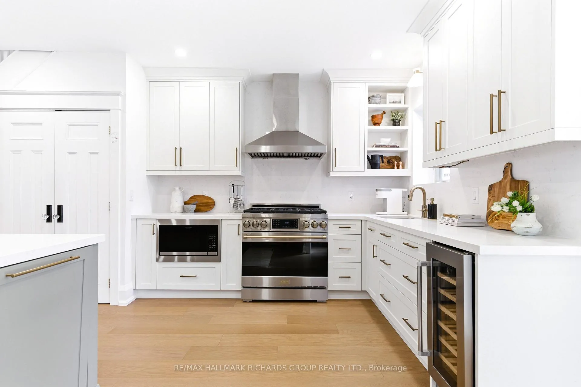 Photo 9 of 215 Wineva Avenue, Toronto, The Beaches — HOMEH