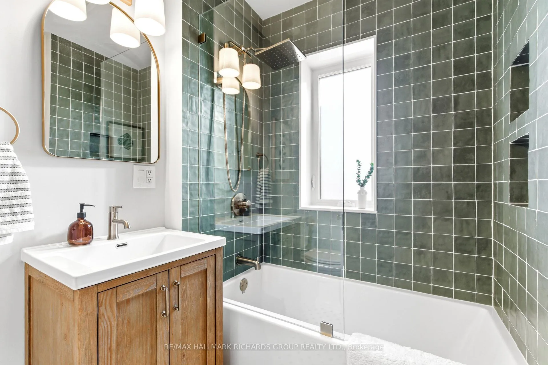 Photo 15 of 215 Wineva Avenue, Toronto, The Beaches — HOMEH