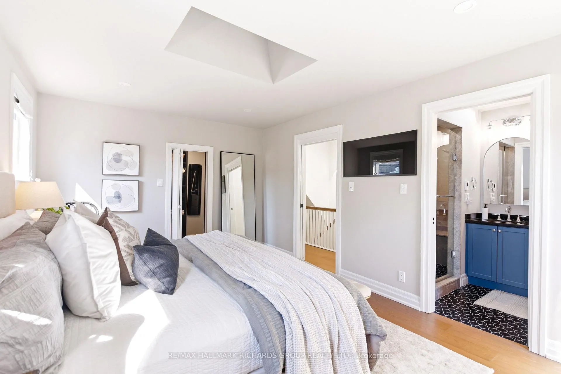 Photo 20 of 215 Wineva Avenue, Toronto, The Beaches — HOMEH