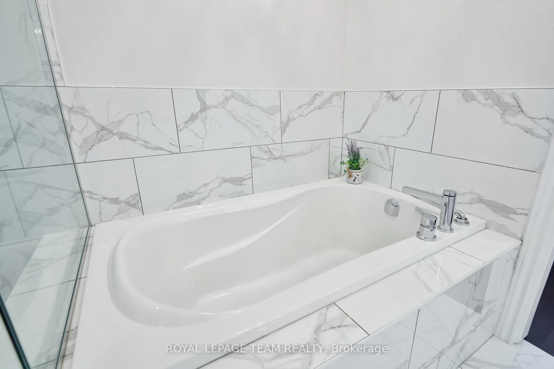 Photo 19 of 26 Salamander Way, Ottawa, Blossom Park/Kemp Park/Findlay Creek — HOMEH