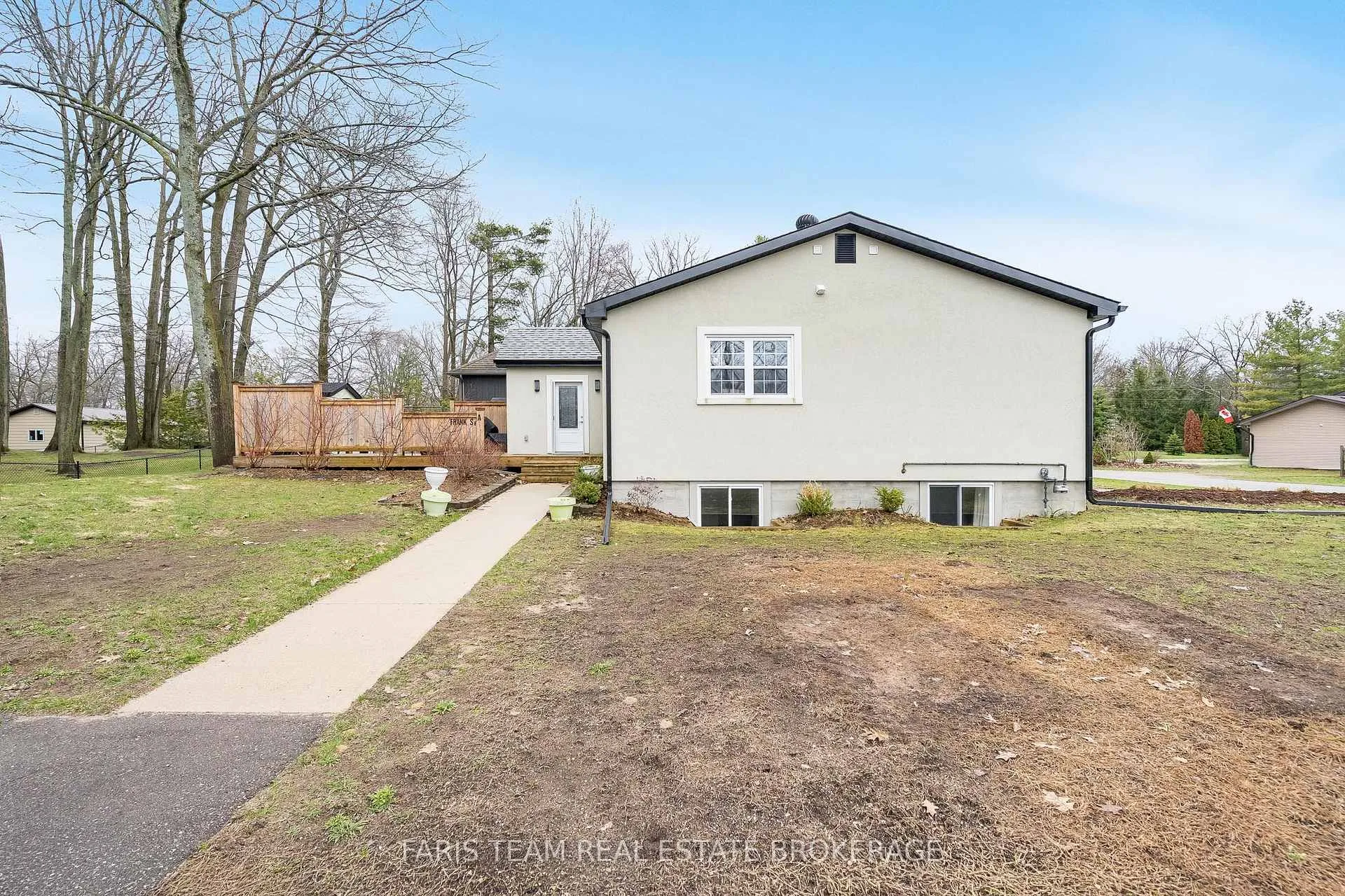 Photo 4 of 33 Frank Street, Wasaga Beach — HOMEH