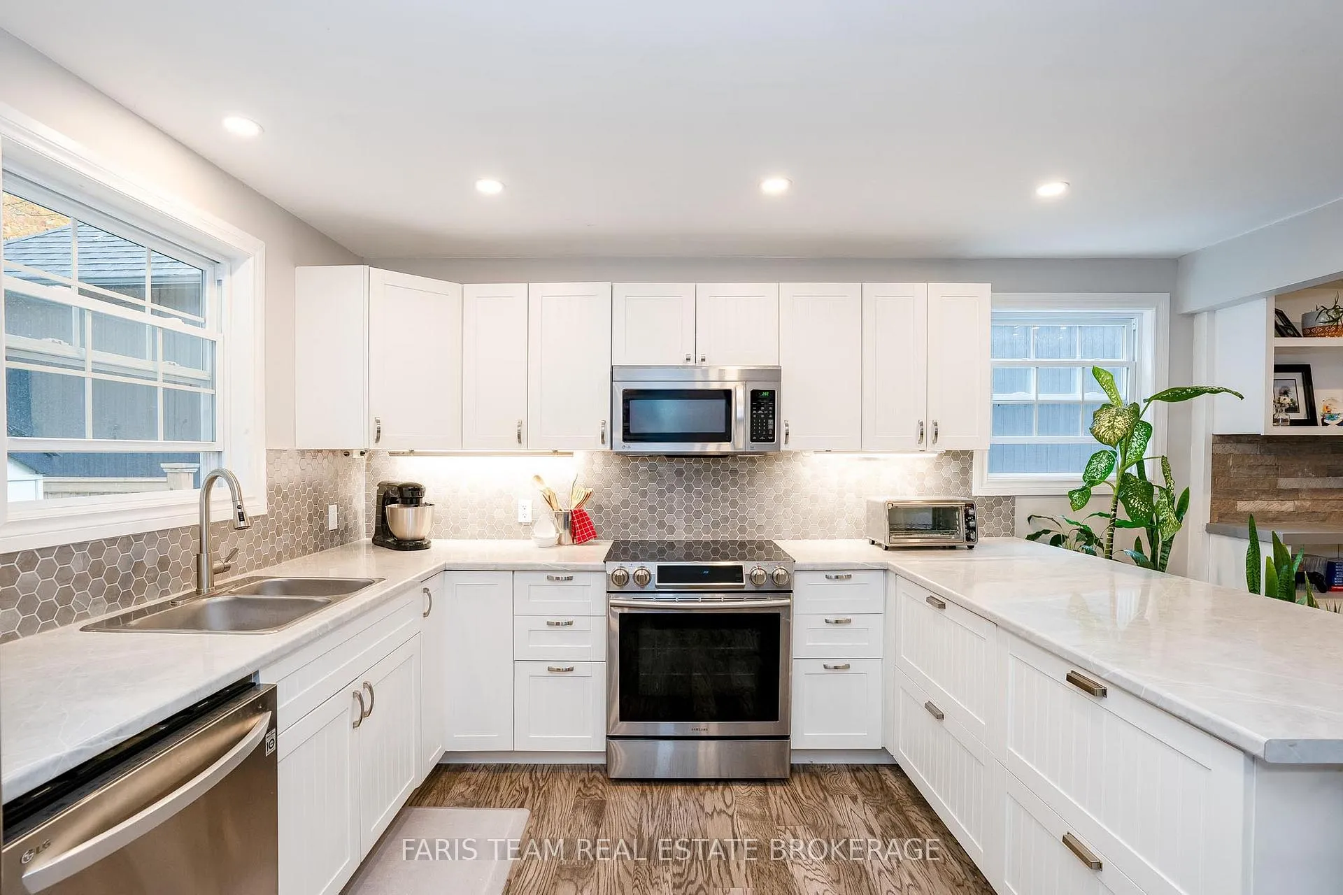 Photo 6 of 33 Frank Street, Wasaga Beach — HOMEH