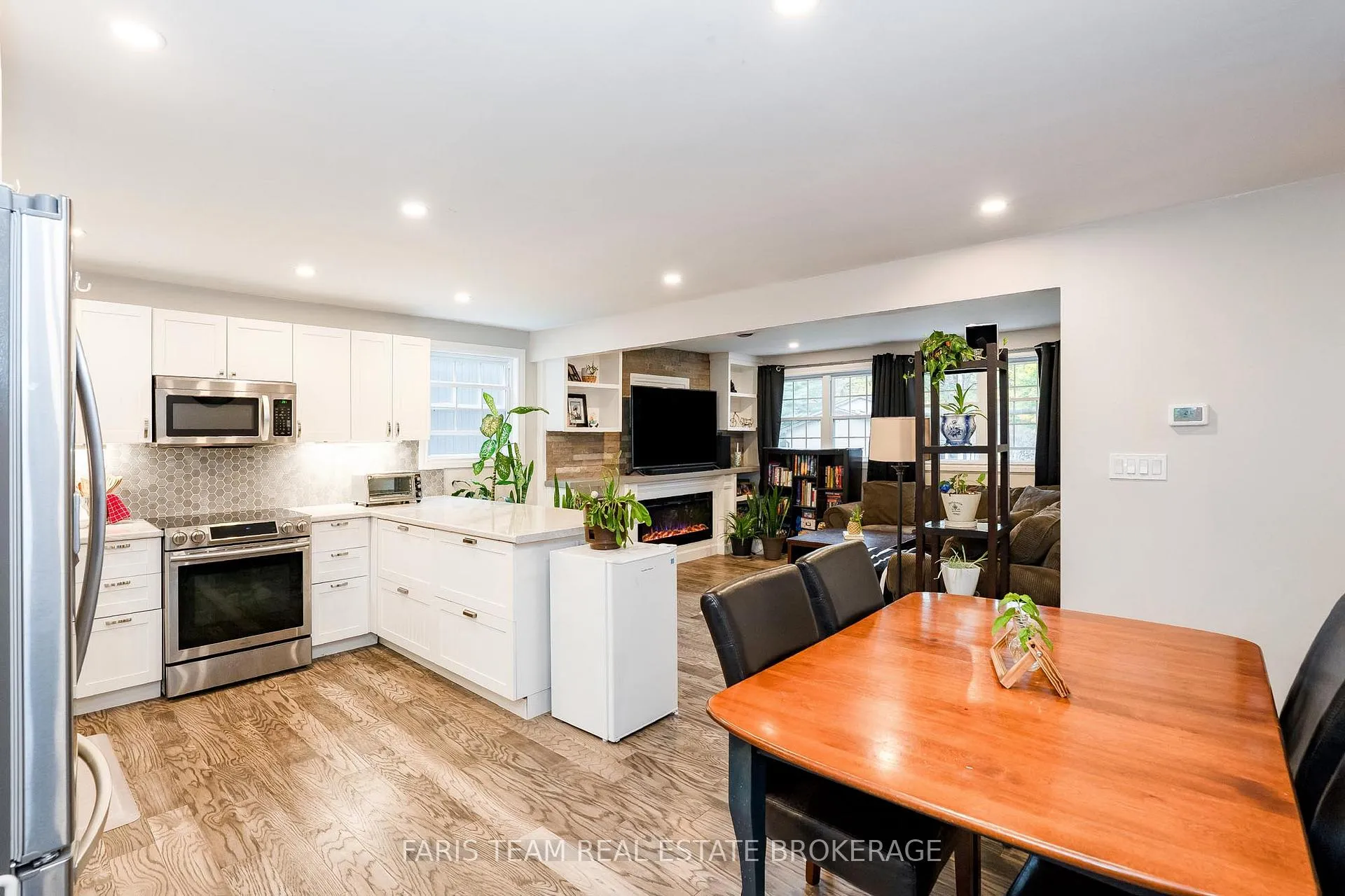 Photo 8 of 33 Frank Street, Wasaga Beach — HOMEH