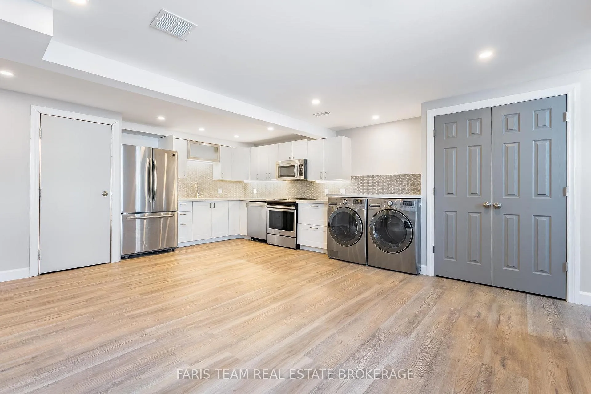 Photo 20 of 33 Frank Street, Wasaga Beach — HOMEH