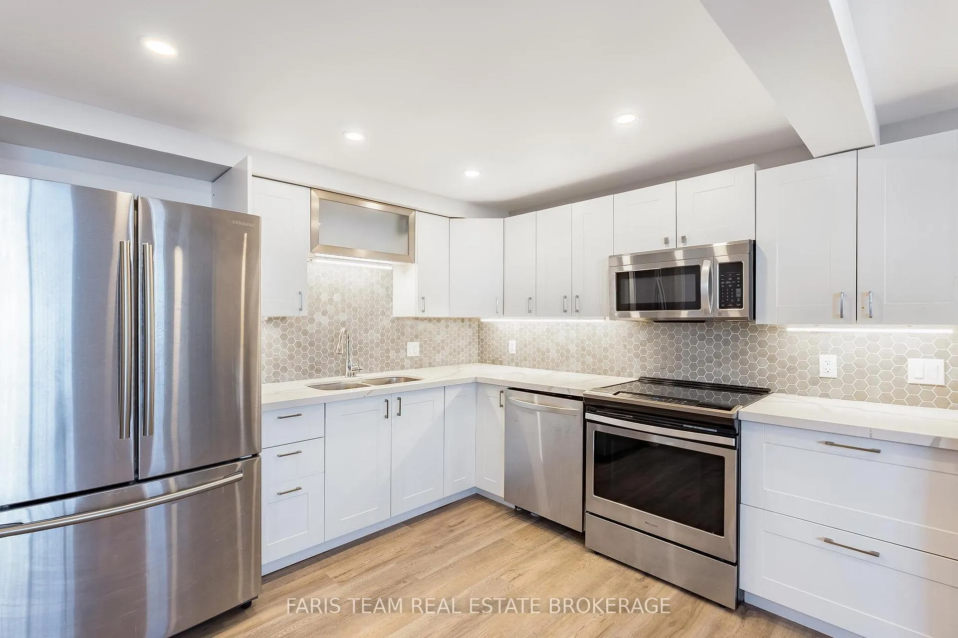 Photo 23 of 33 Frank Street, Wasaga Beach — HOMEH