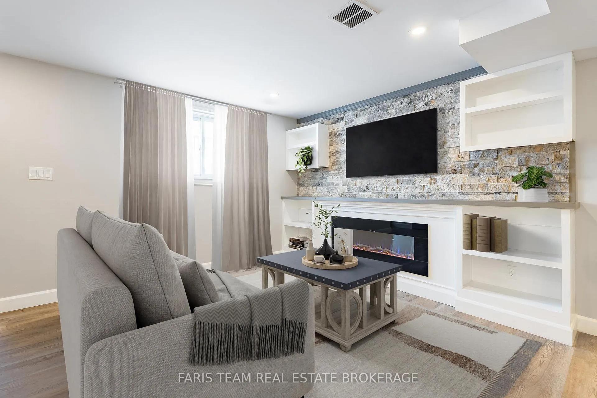 Photo 26 of 33 Frank Street, Wasaga Beach — HOMEH