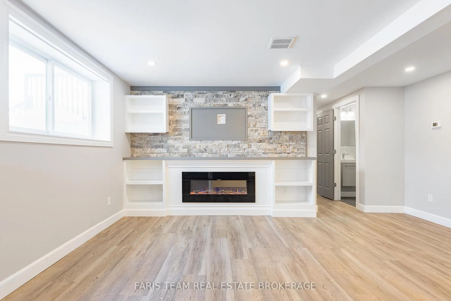 Photo 27 of 33 Frank Street, Wasaga Beach — HOMEH