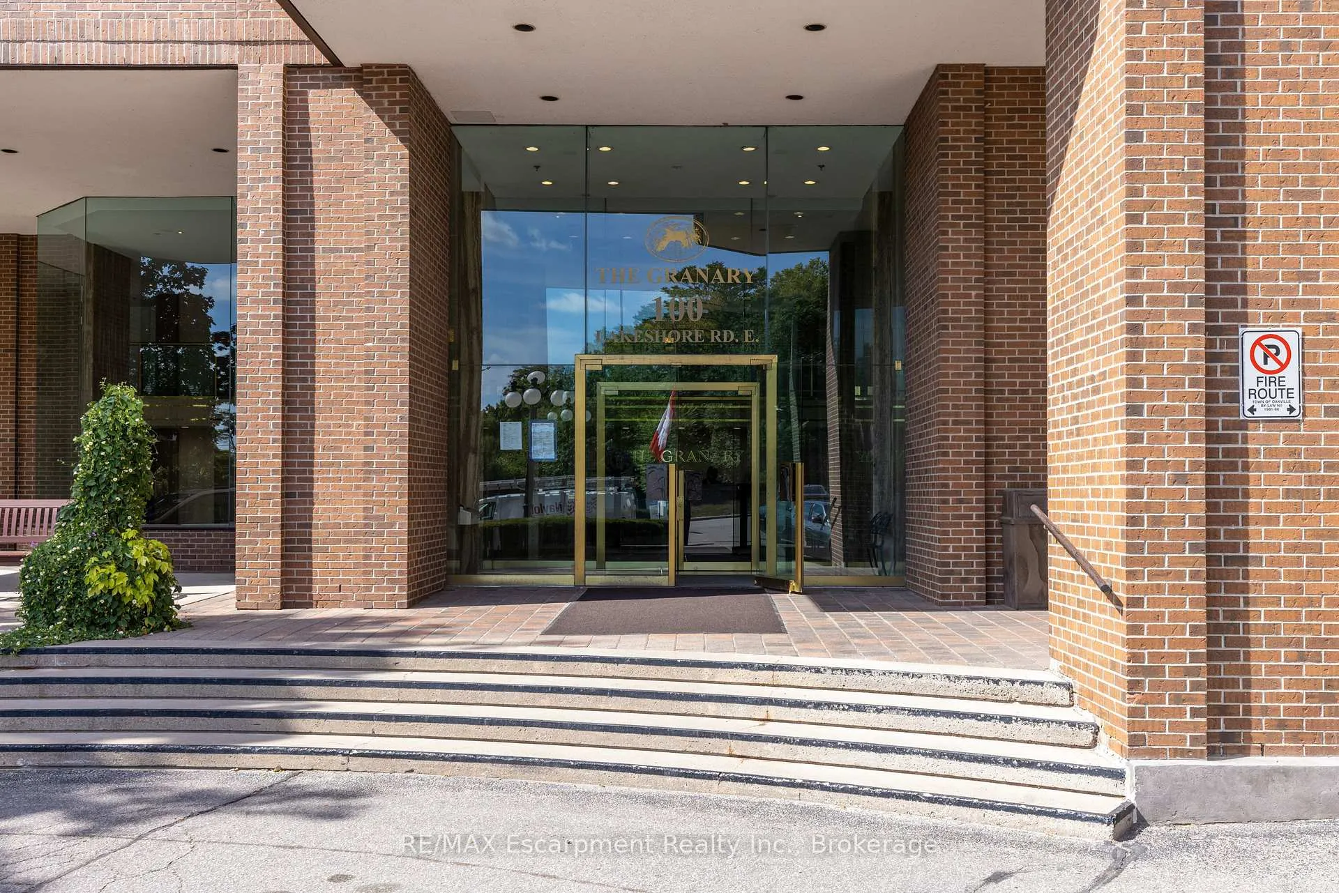 Photo 2 of Unit 303, 100 Lakeshore Road E, Oakville, Old Oakville — HOMEH