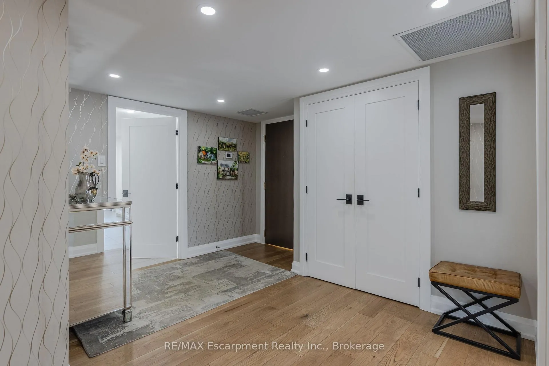 Photo 3 of Unit 303, 100 Lakeshore Road E, Oakville, Old Oakville — HOMEH