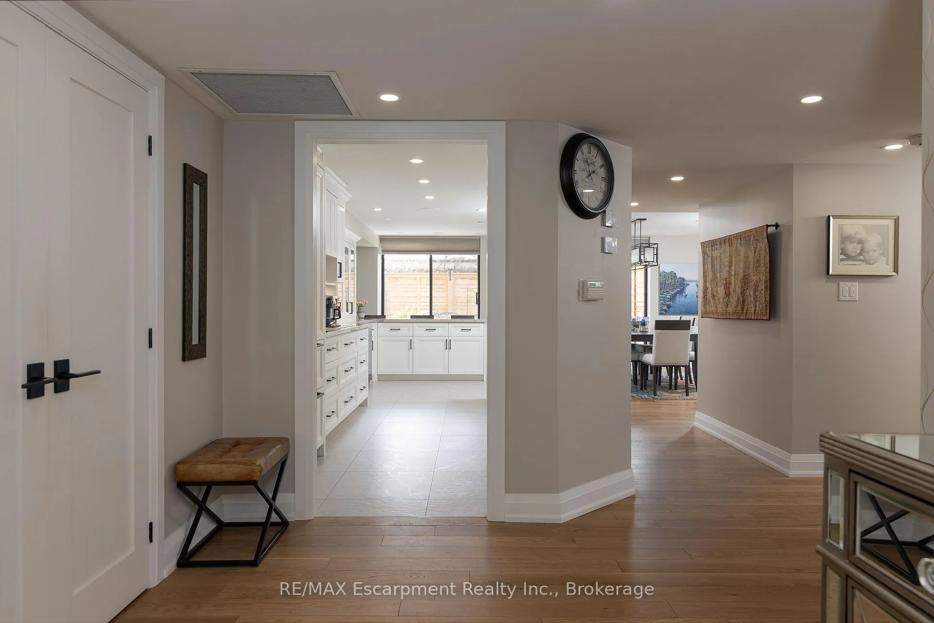 Photo 4 of Unit 303, 100 Lakeshore Road E, Oakville, Old Oakville — HOMEH