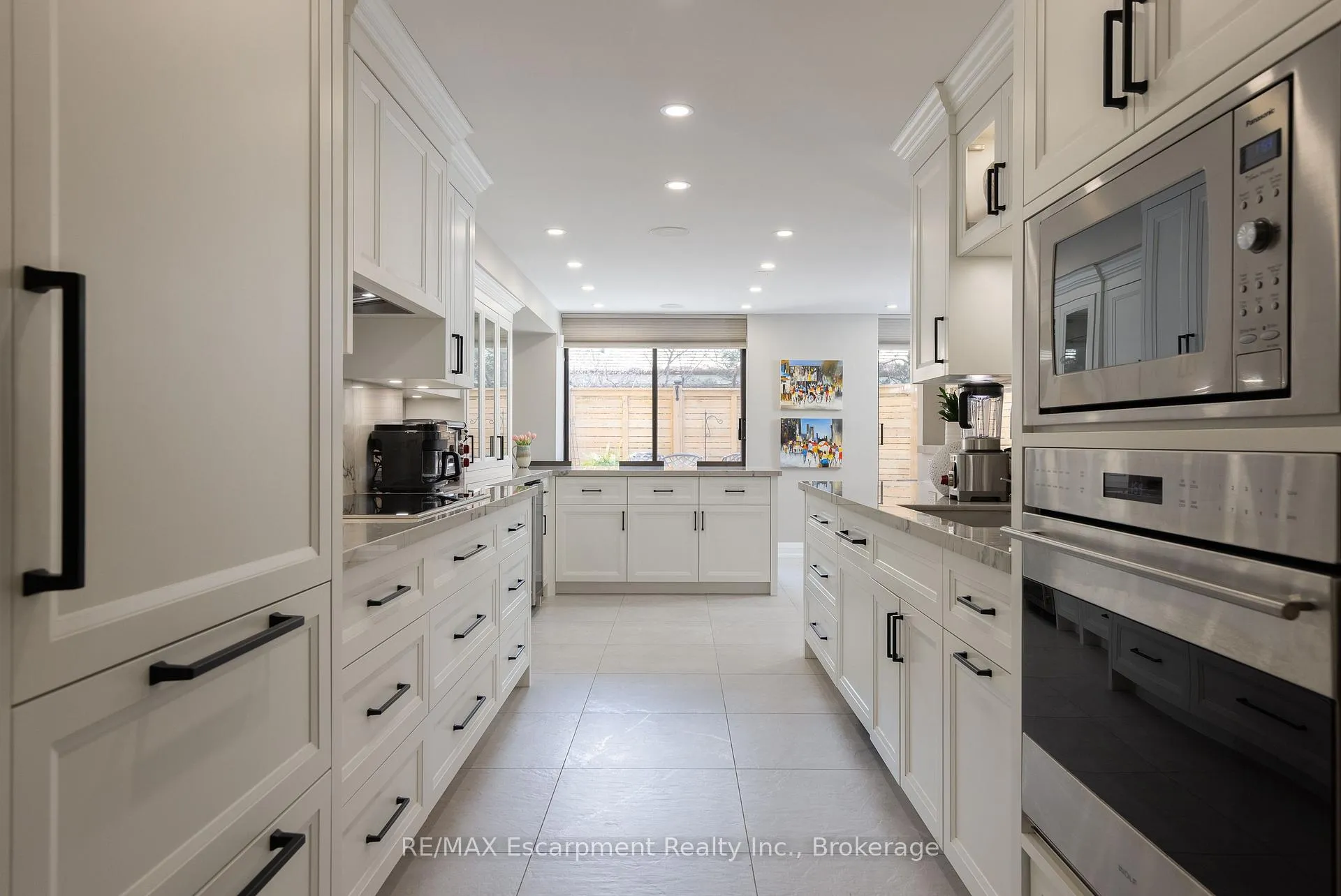 Photo 5 of Unit 303, 100 Lakeshore Road E, Oakville, Old Oakville — HOMEH