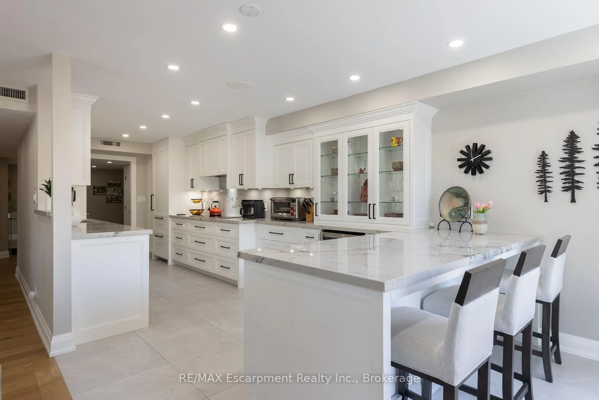 Photo 6 of Unit 303, 100 Lakeshore Road E, Oakville, Old Oakville — HOMEH