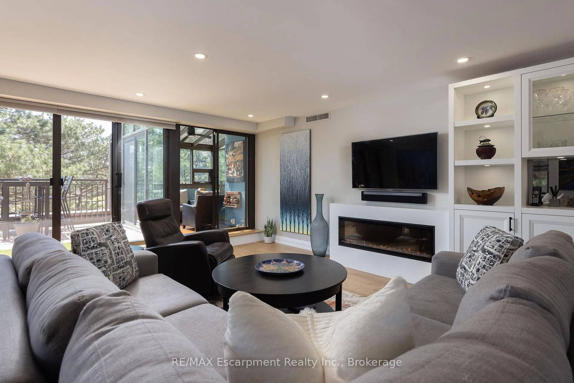 Photo 13 of Unit 303, 100 Lakeshore Road E, Oakville, Old Oakville — HOMEH