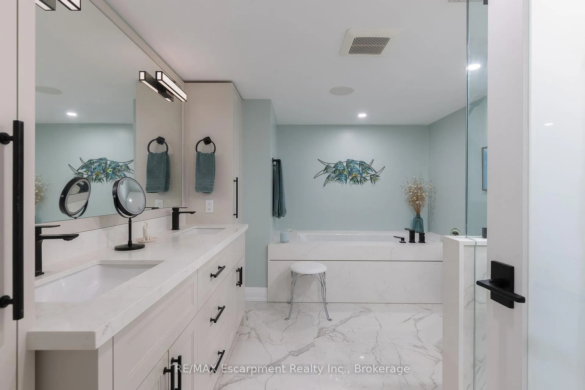 Photo 24 of Unit 303, 100 Lakeshore Road E, Oakville, Old Oakville — HOMEH