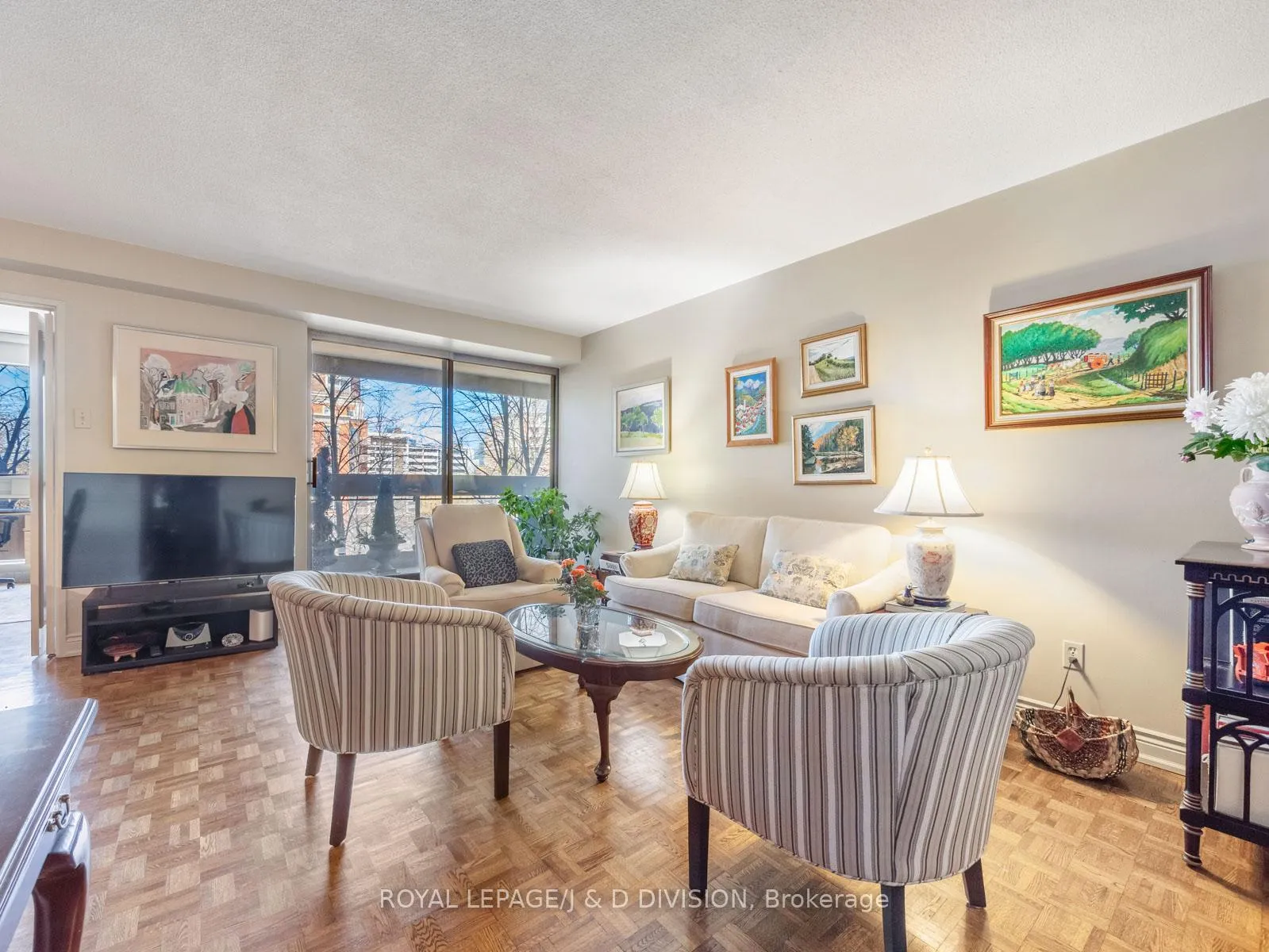 Photo 10 of Unit 804, 63 St Clair Avenue W, Toronto, Yonge-St. Clair — HOMEH