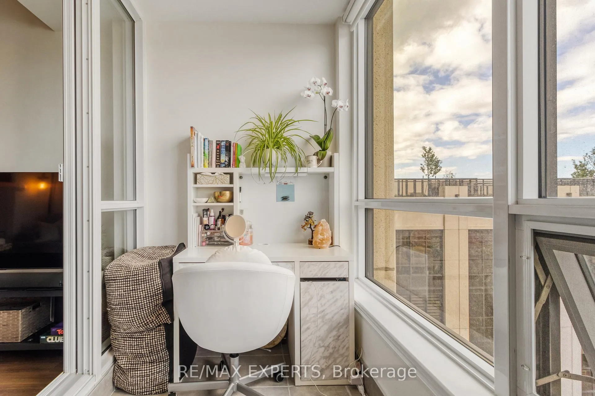 Photo 11 of Unit 702, 9085 Jane Street, Vaughan, Concord — HOMEH