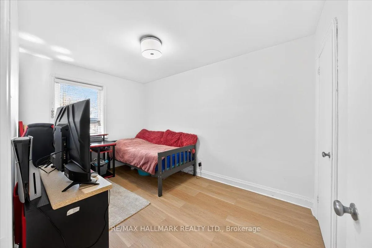 Photo 8 of 910 Eglinton Avenue E, Toronto, Leaside — HOMEH
