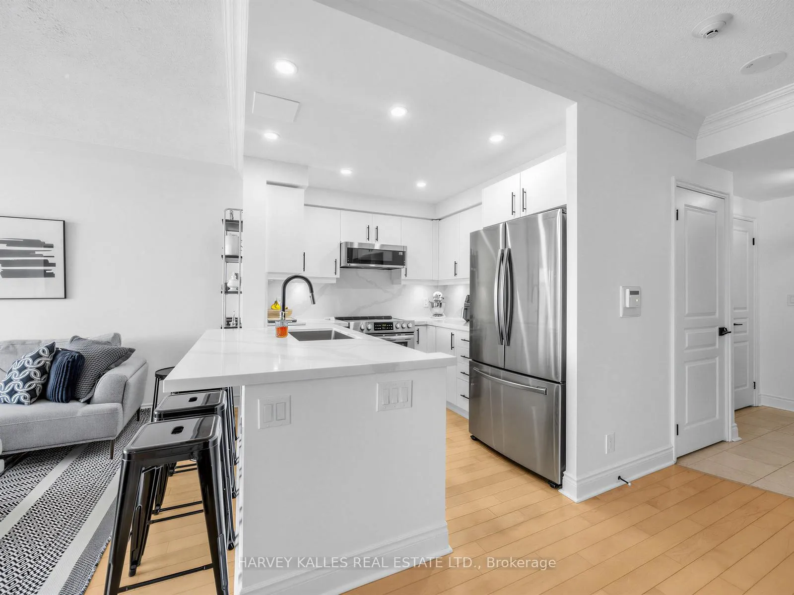 Photo 8 of Unit 422, 10 Delisle Avenue, Toronto, Yonge-St. Clair — HOMEH