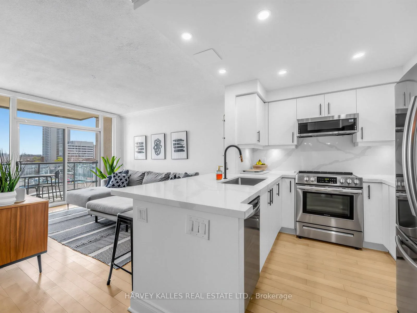 Photo 12 of Unit 422, 10 Delisle Avenue, Toronto, Yonge-St. Clair — HOMEH