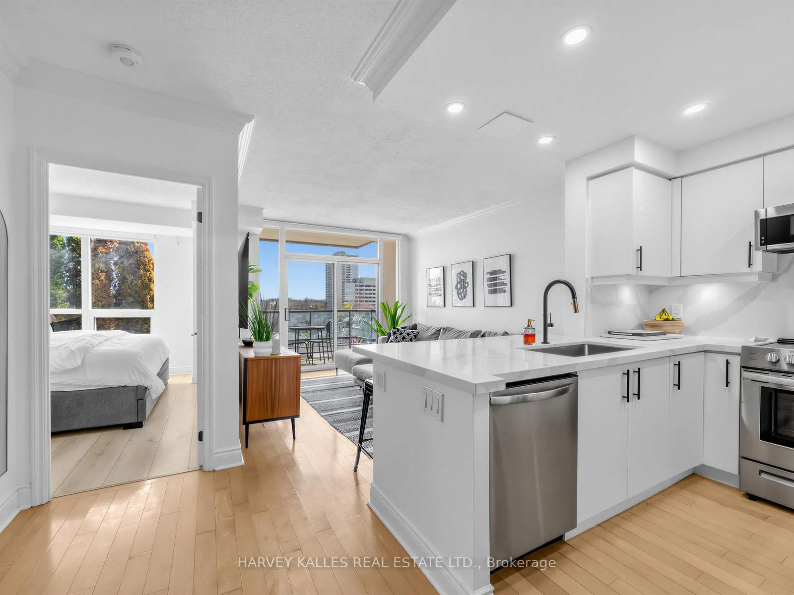 Photo 13 of Unit 422, 10 Delisle Avenue, Toronto, Yonge-St. Clair — HOMEH