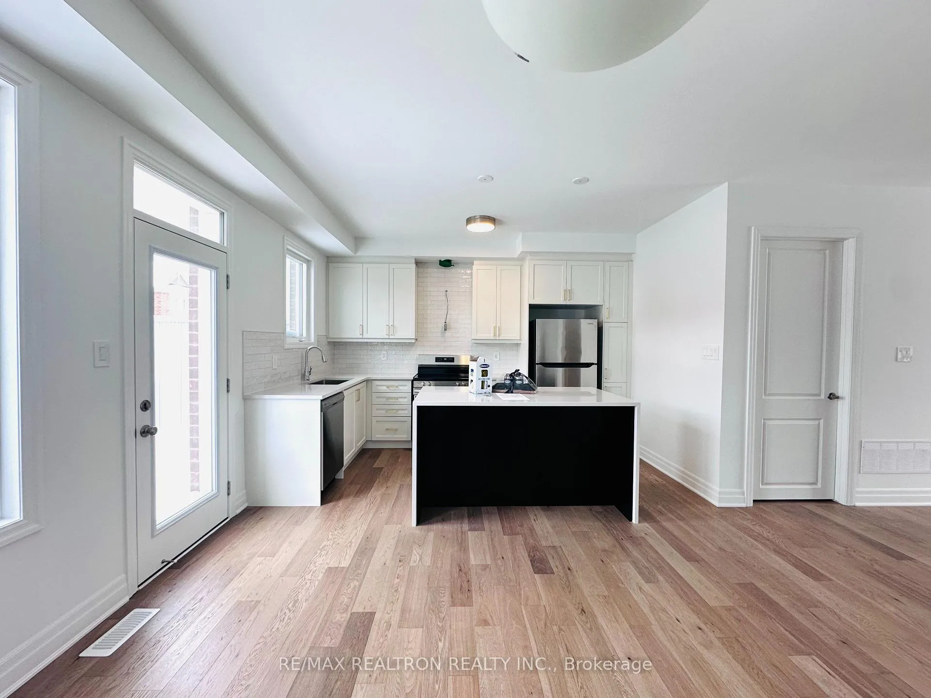 Photo 6 of Unit 4, 1291 Courtleigh Trail W, Oakville, Joshua Meadows — HOMEH