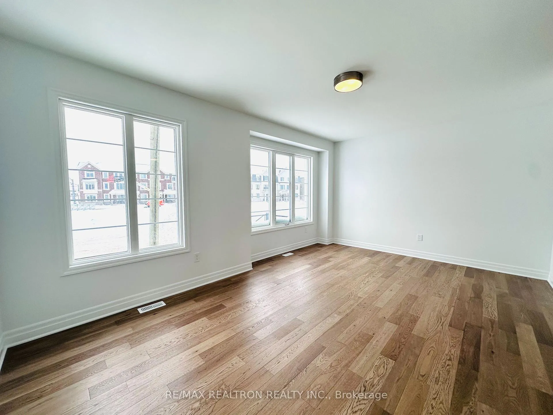 Photo 11 of Unit 4, 1291 Courtleigh Trail W, Oakville, Joshua Meadows — HOMEH