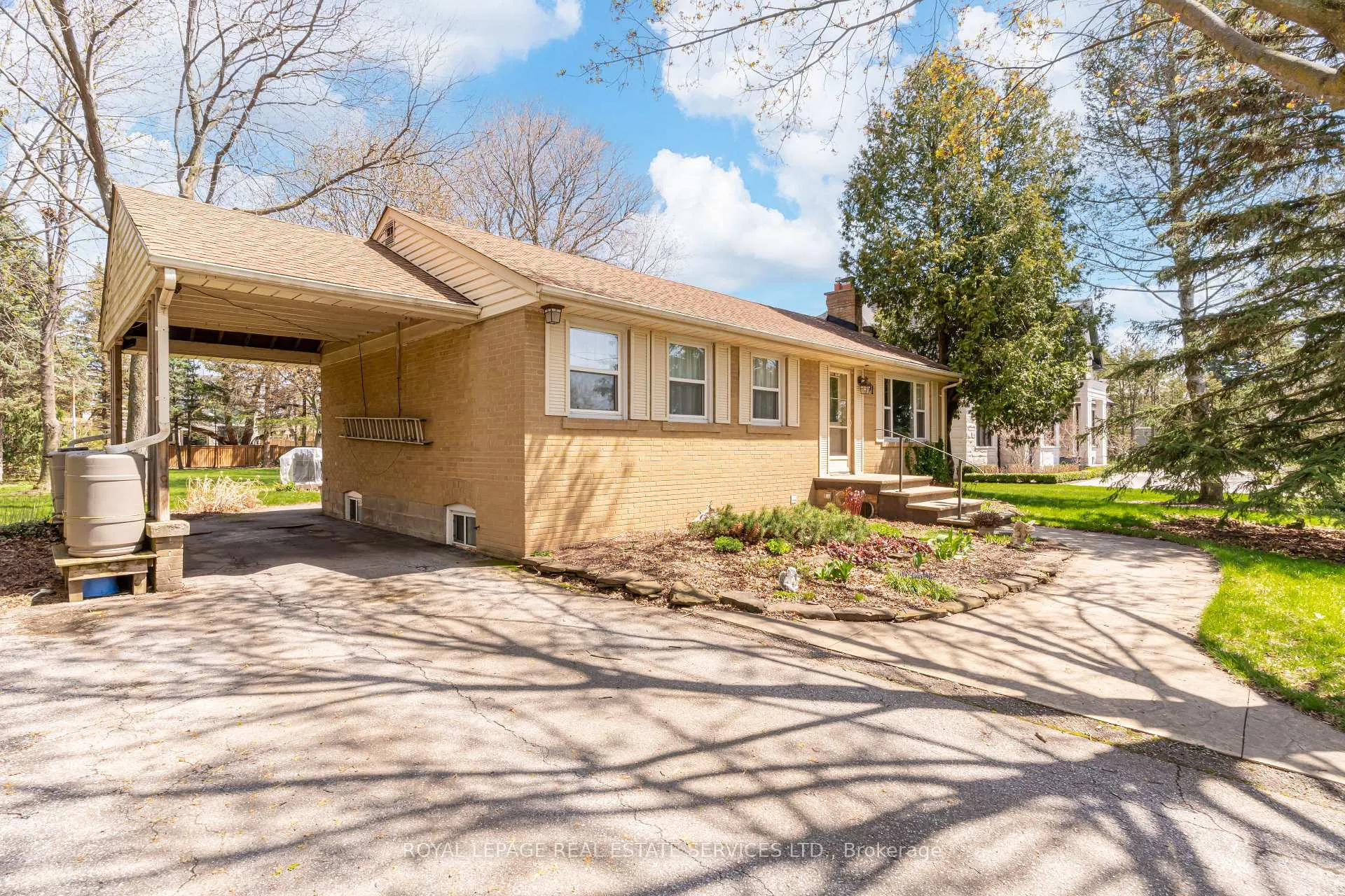 Photo 1 of 561 Maplehurst Avenue, Oakville, West — HOMEH