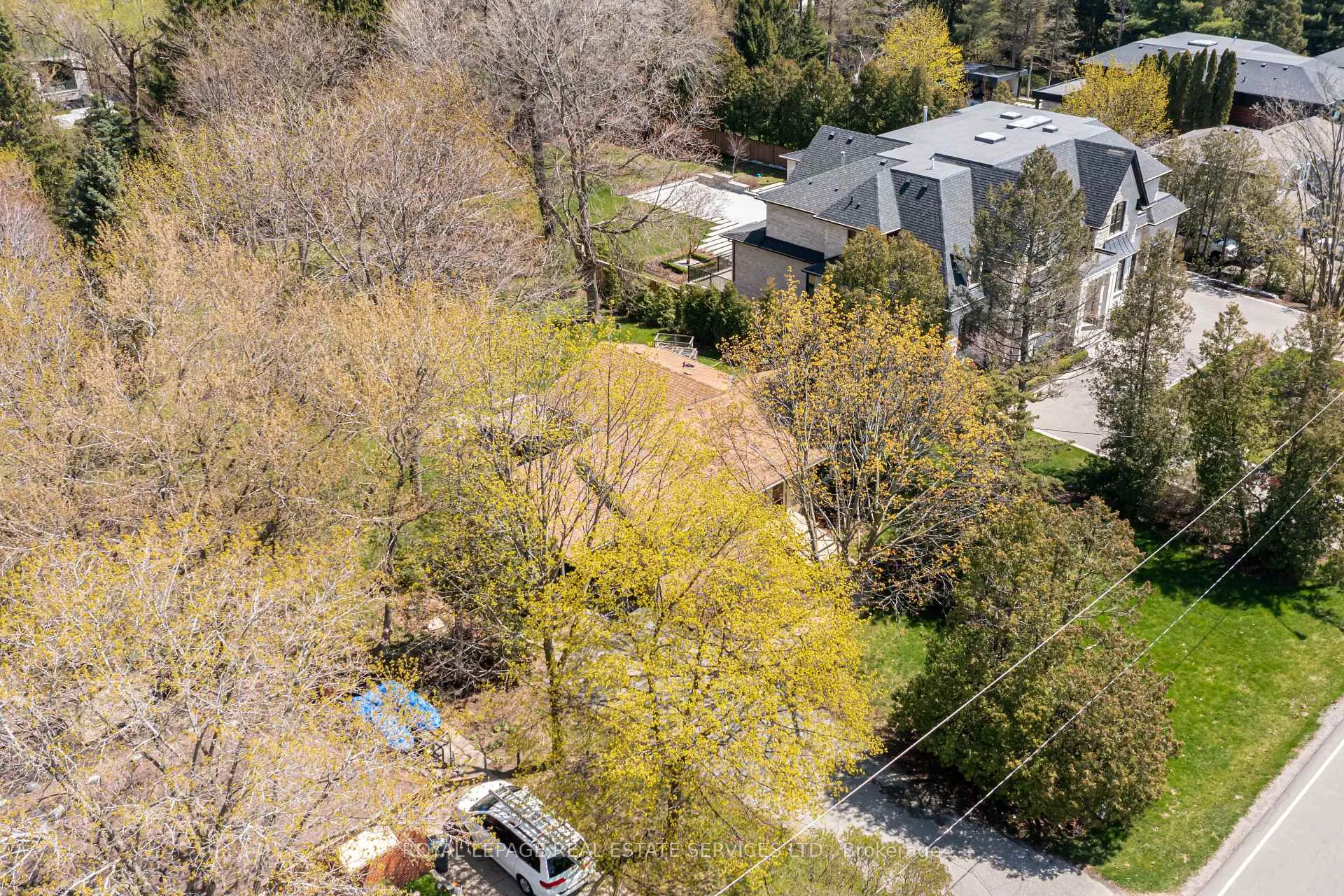 Photo 3 of 561 Maplehurst Avenue, Oakville, West — HOMEH