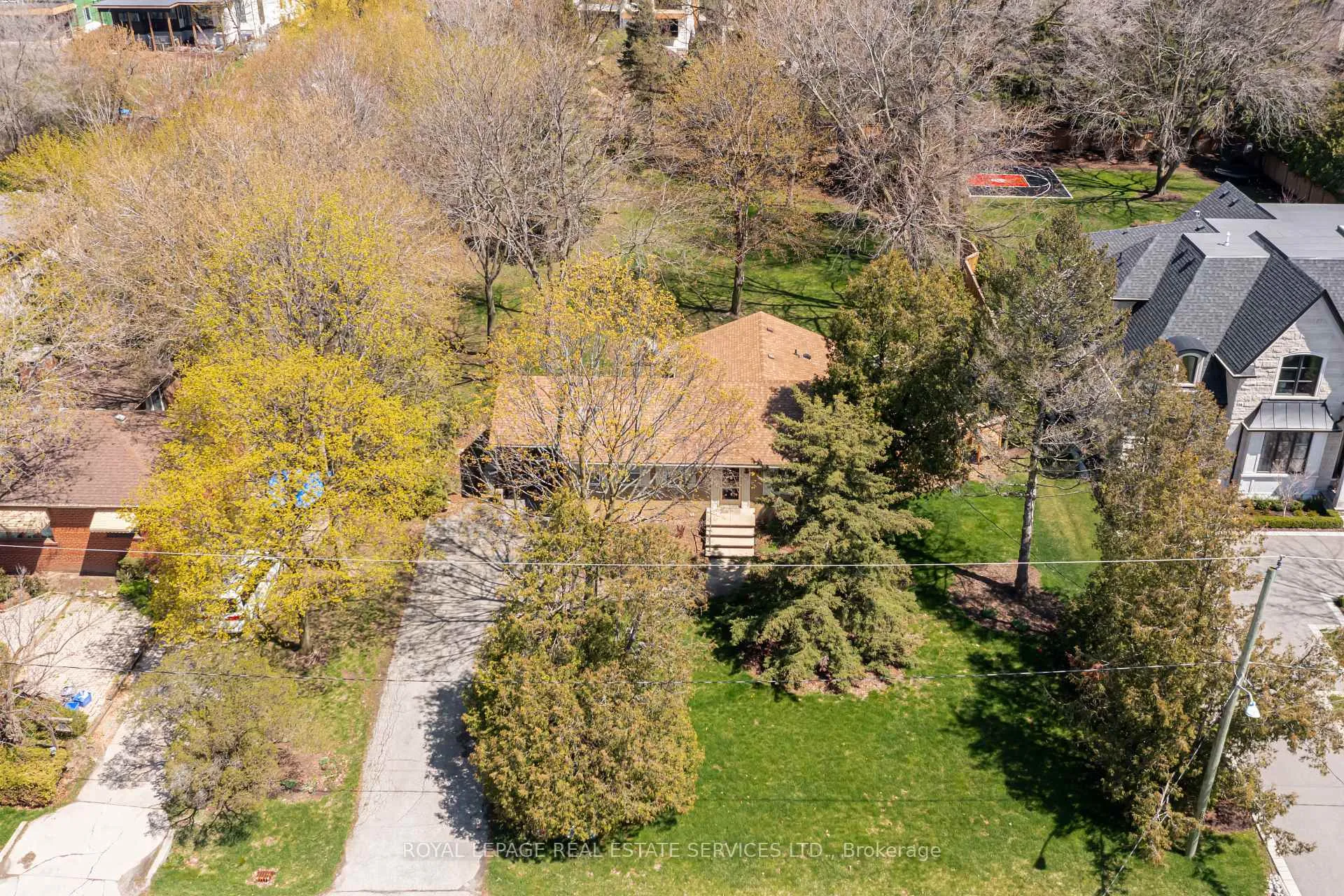 Photo 4 of 561 Maplehurst Avenue, Oakville, West — HOMEH