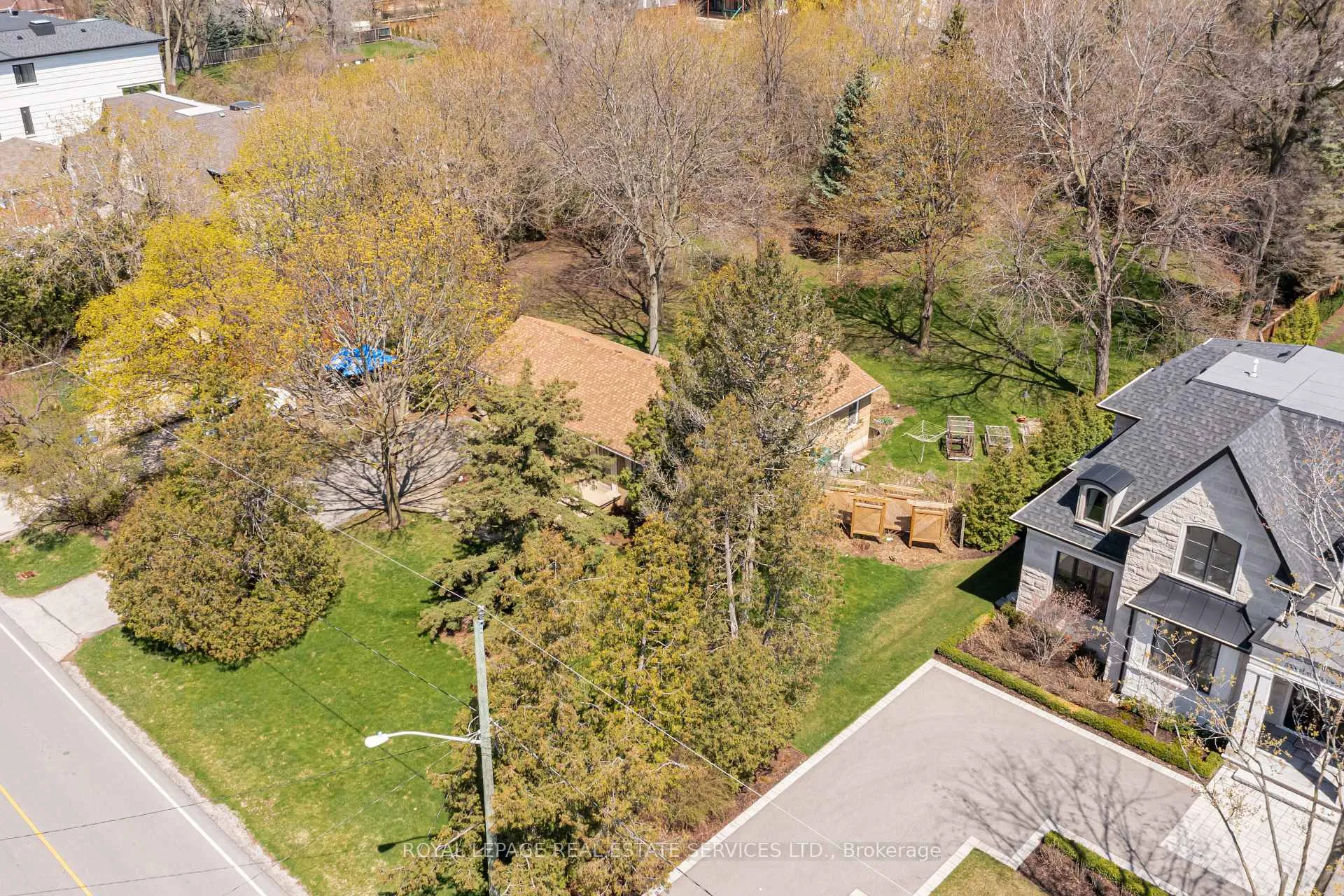 Photo 5 of 561 Maplehurst Avenue, Oakville, West — HOMEH