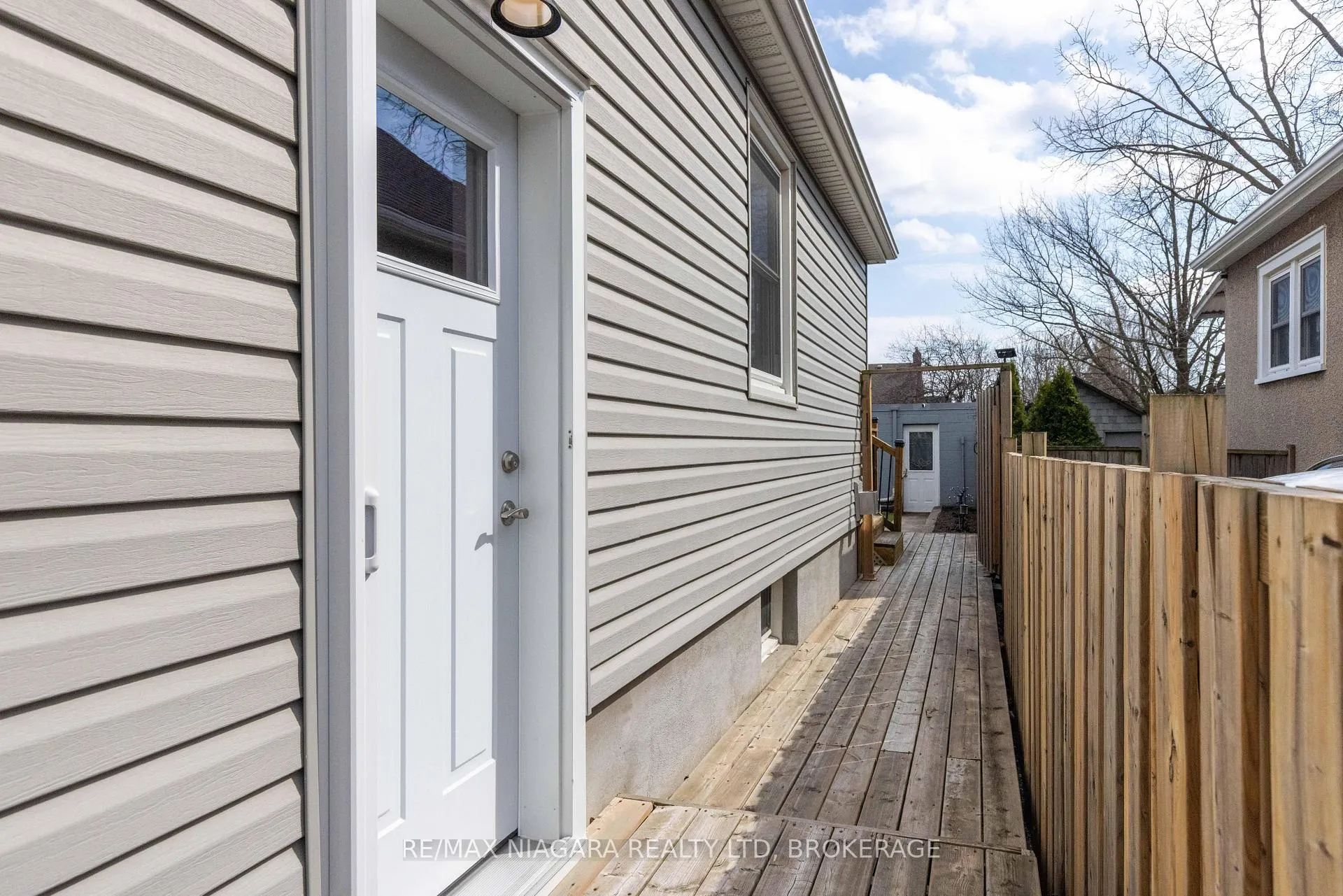 Photo 3 of 88 Garnet Street, St. Catharines, Facer — HOMEH