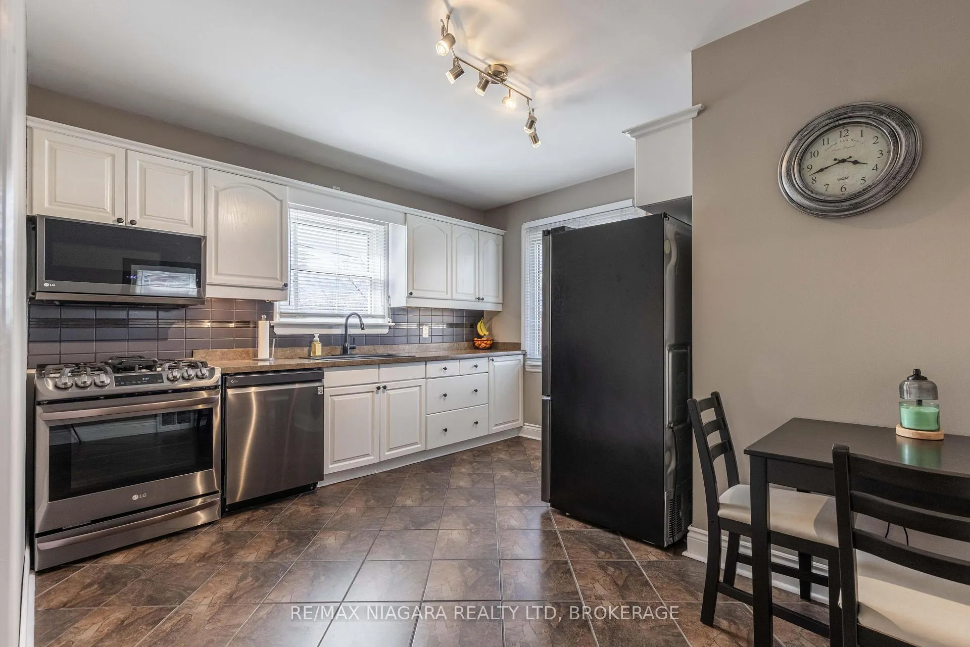Photo 8 of 88 Garnet Street, St. Catharines, Facer — HOMEH