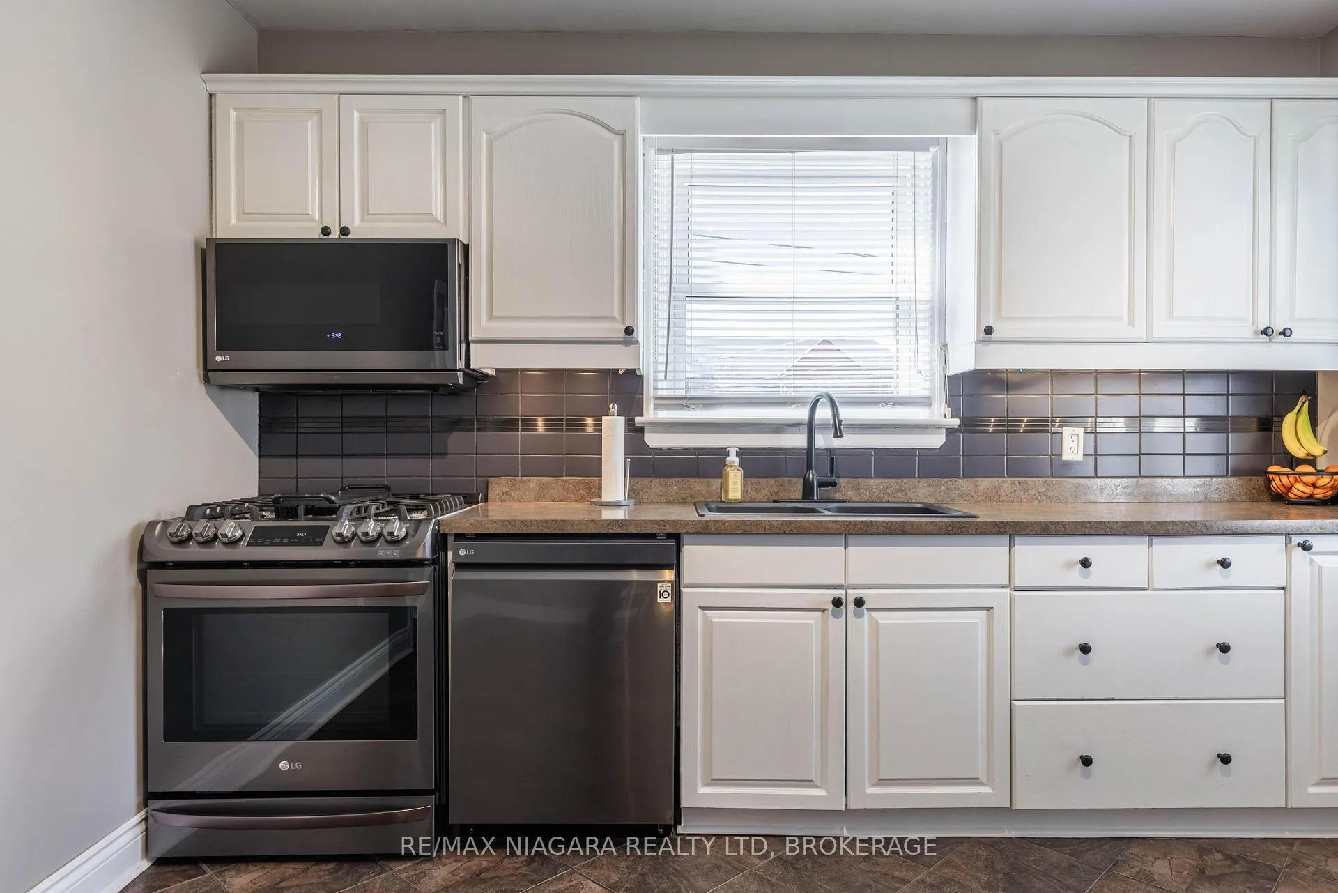 Photo 9 of 88 Garnet Street, St. Catharines, Facer — HOMEH