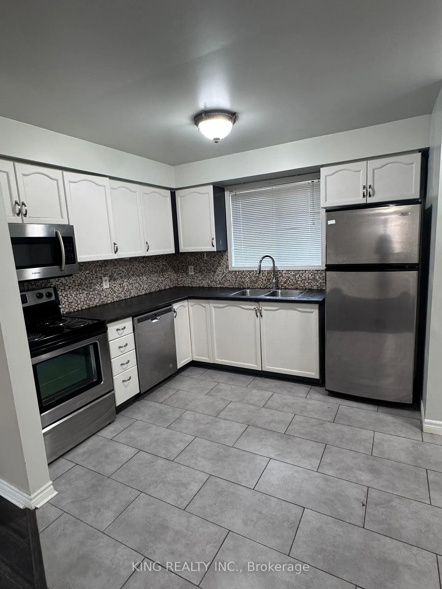 Photo 2 of Unit Upper Level, 39 Red Oak Drive, Barrie, Holly — HOMEH