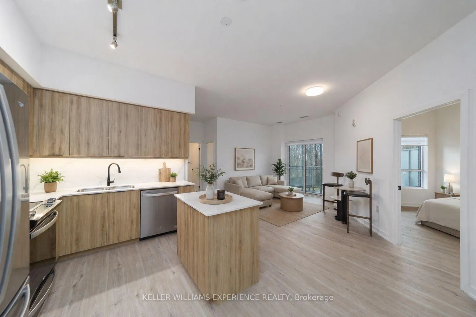 Photo 4 of Unit 107, 56 Lakeside Terrace, Barrie, Little Lake — HOMEH