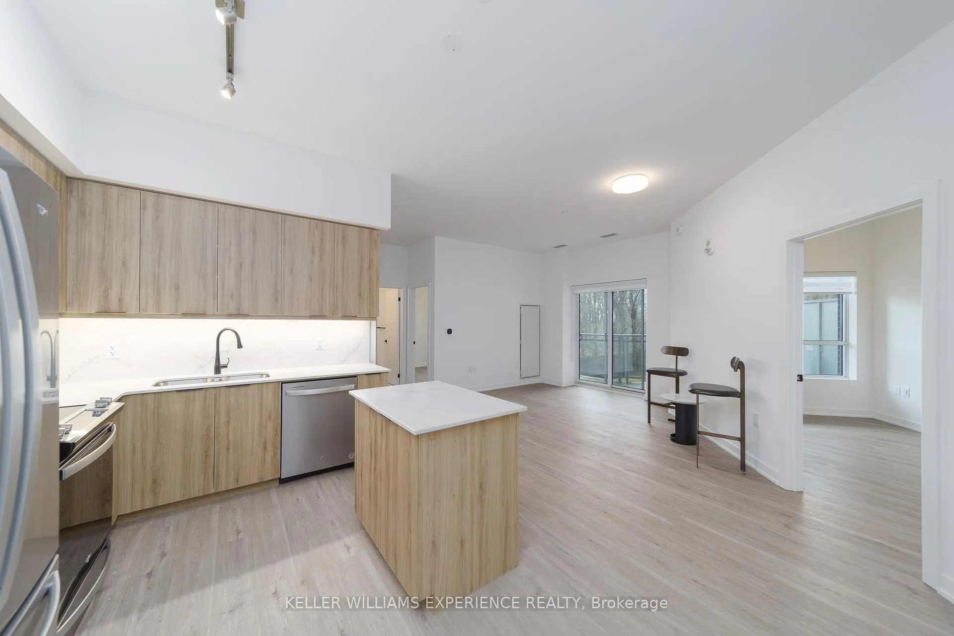 Photo 5 of Unit 107, 56 Lakeside Terrace, Barrie, Little Lake — HOMEH
