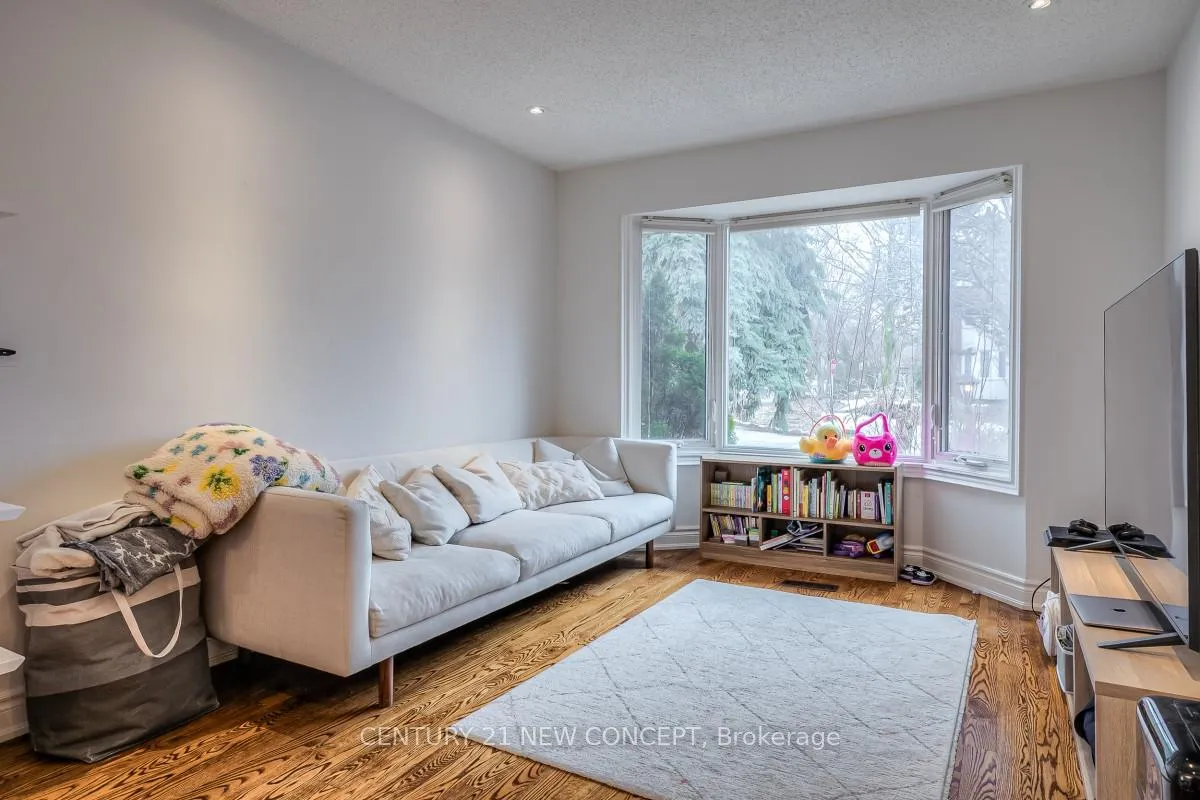 Photo 5 of 1 Whittington Court, Markham, Thornlea — HOMEH