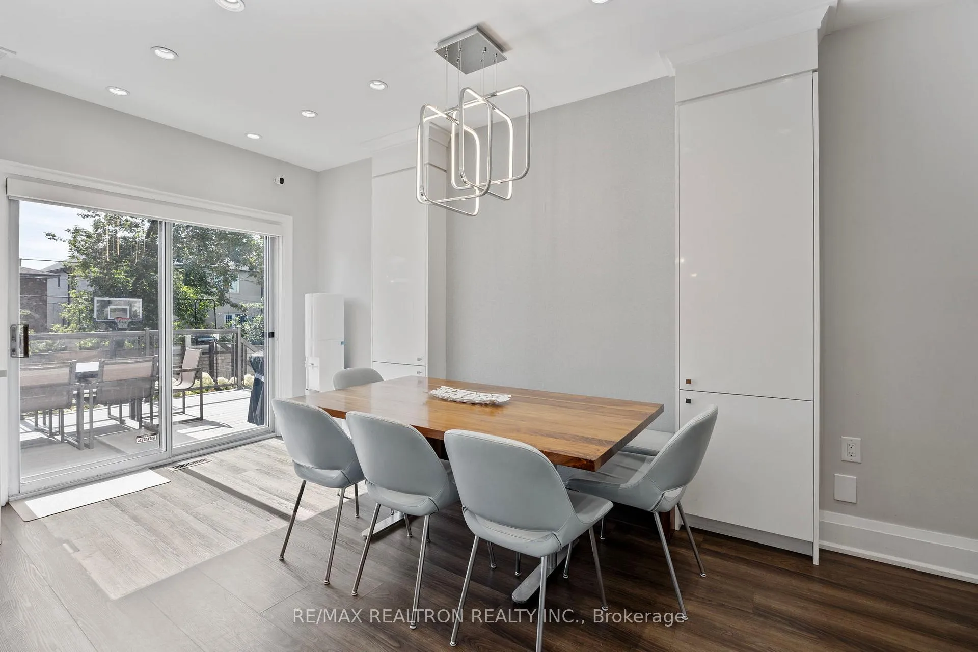 Photo 8 of 597 Coldstream Avenue, Toronto, Englemount-Lawrence — HOMEH