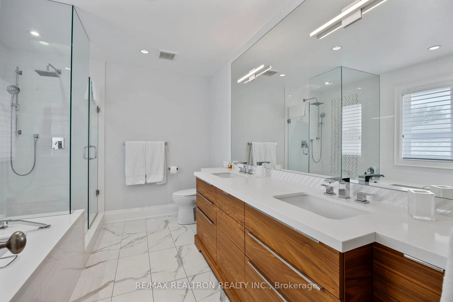 Photo 13 of 597 Coldstream Avenue, Toronto, Englemount-Lawrence — HOMEH