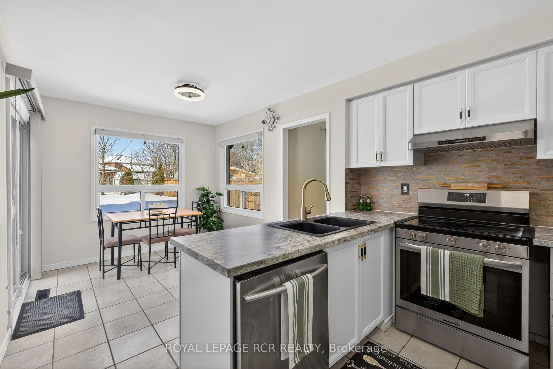 Photo 9 of 21 Webster Way, Halton Hills, Georgetown — HOMEH
