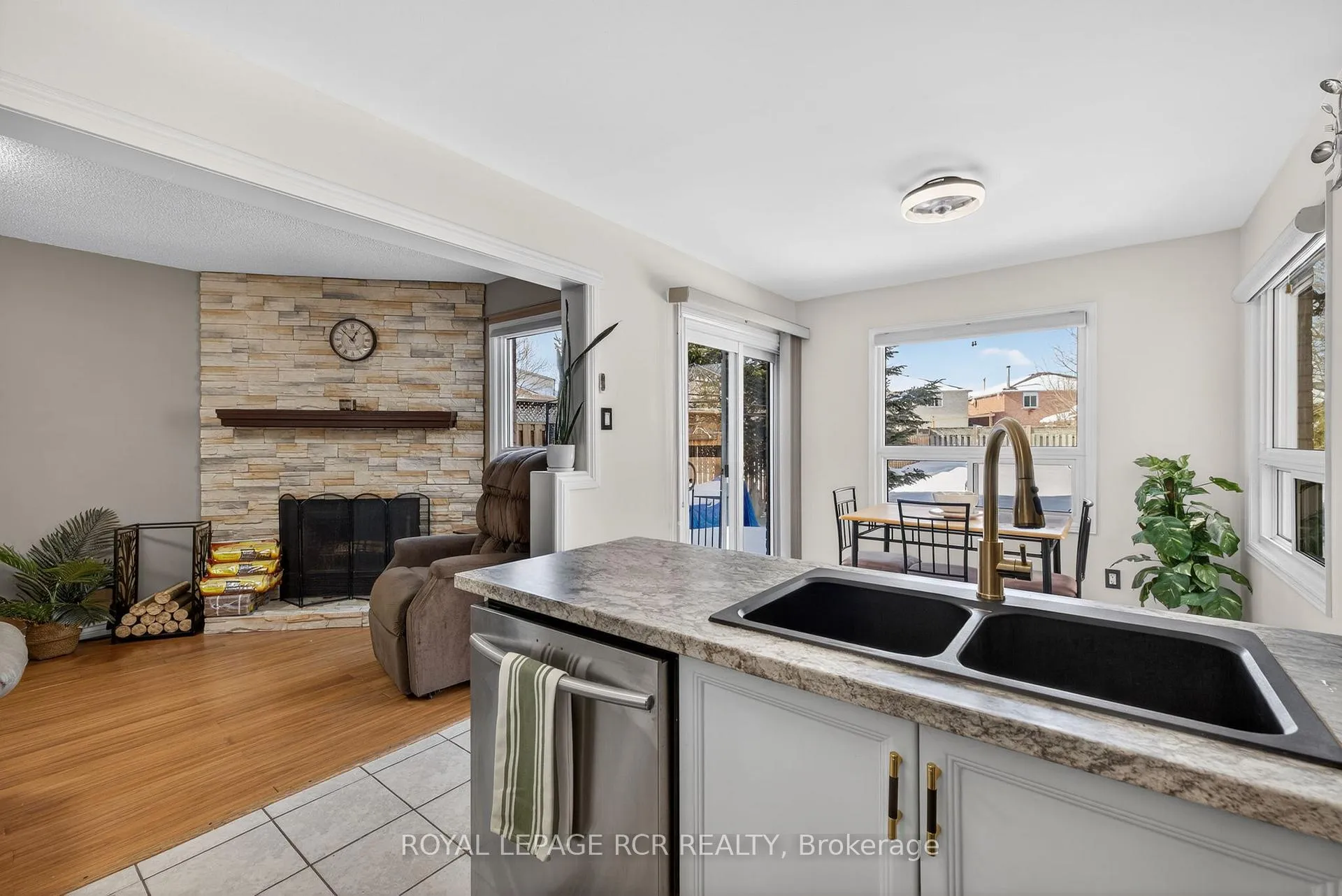Photo 10 of 21 Webster Way, Halton Hills, Georgetown — HOMEH