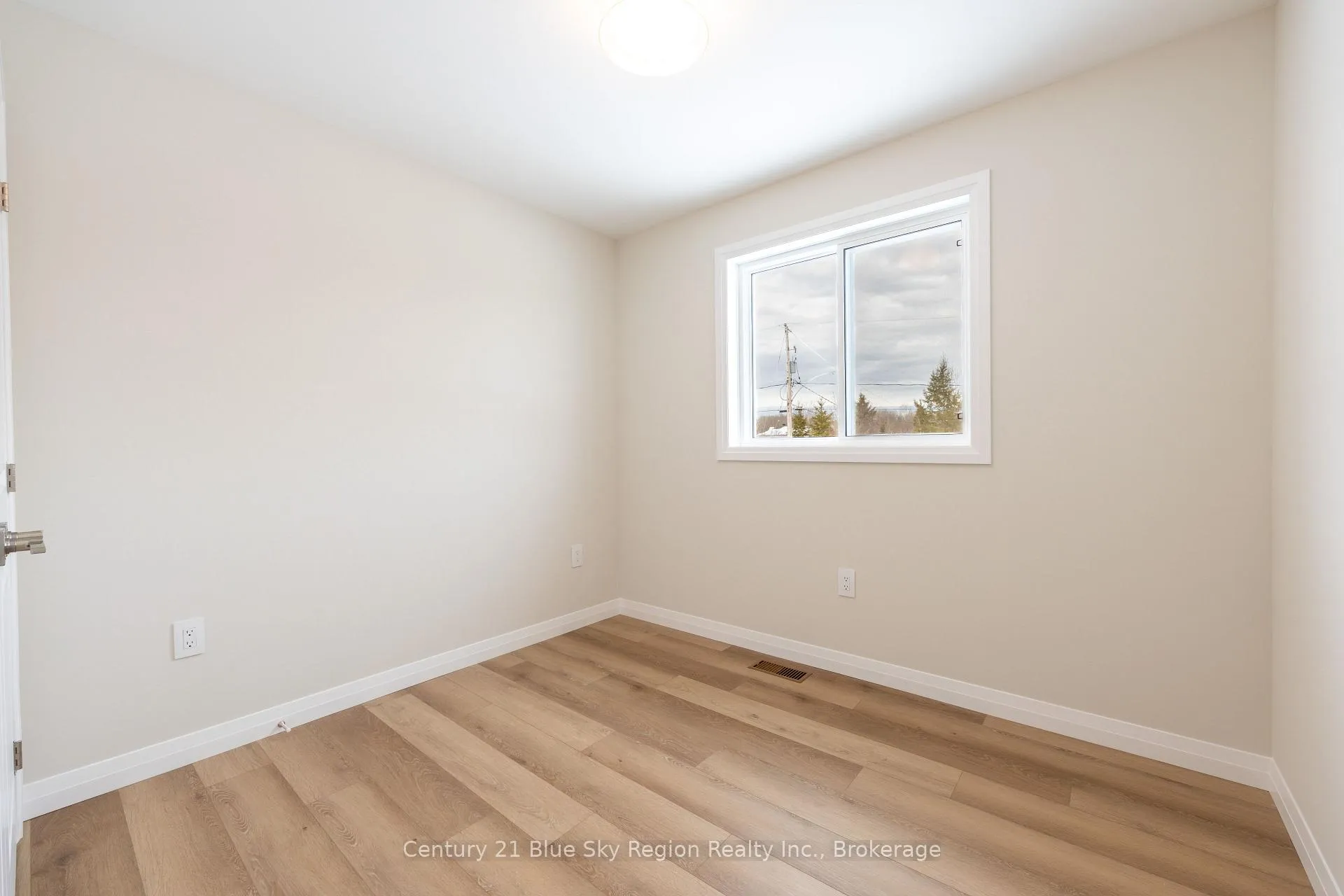Photo 10 of 201 Talon Crescent S, Bonfield — HOMEH