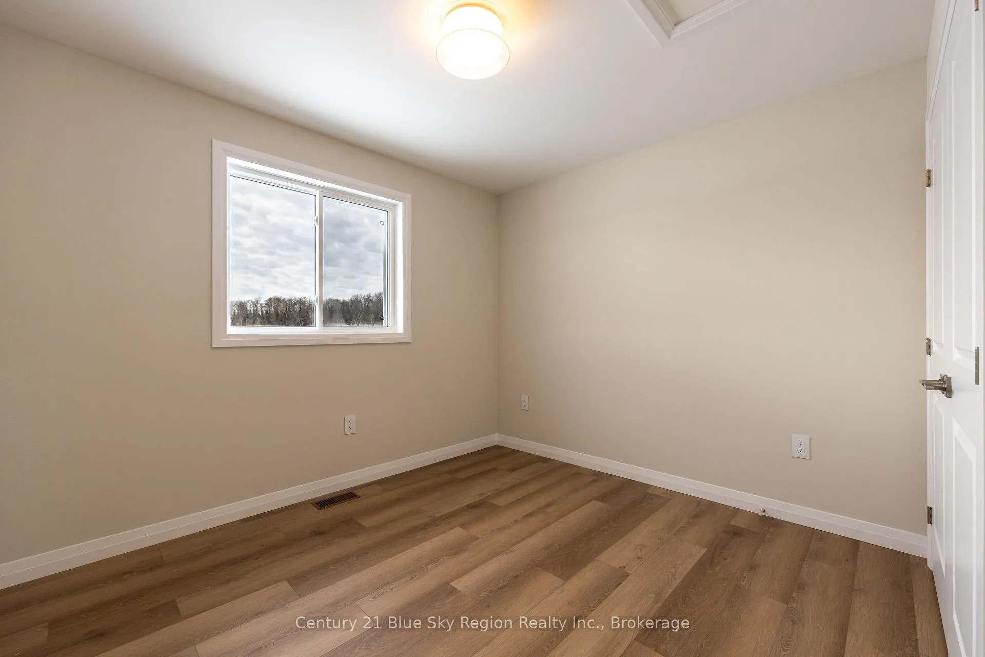Photo 13 of 201 Talon Crescent S, Bonfield — HOMEH